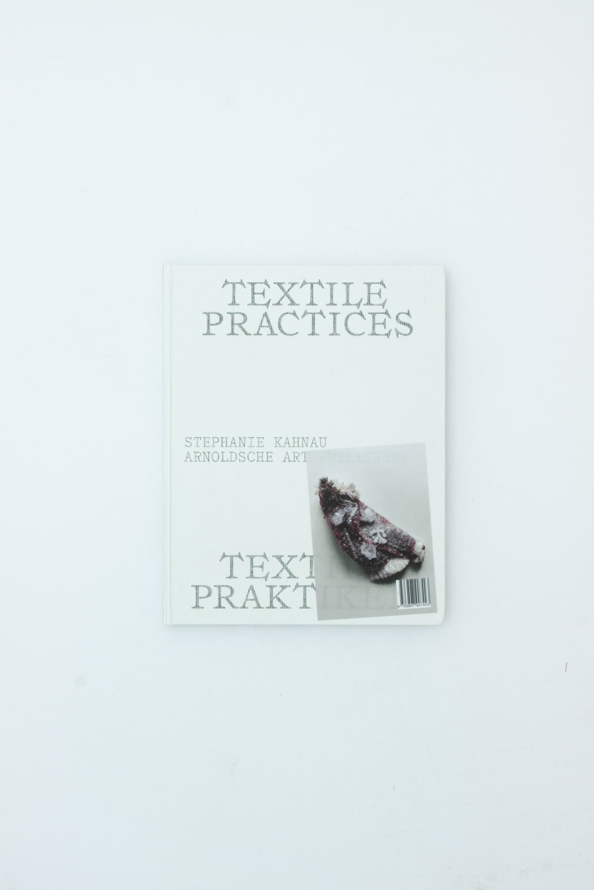 Textile Practices. Forty Female Artists and Designers from Europe. - Stephanie Kahnau ed.